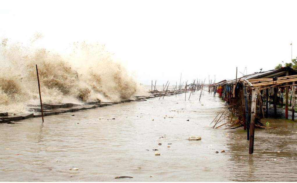 Heavy surf as a result of Cyclone Aila thrashes the coast of Patenga ...