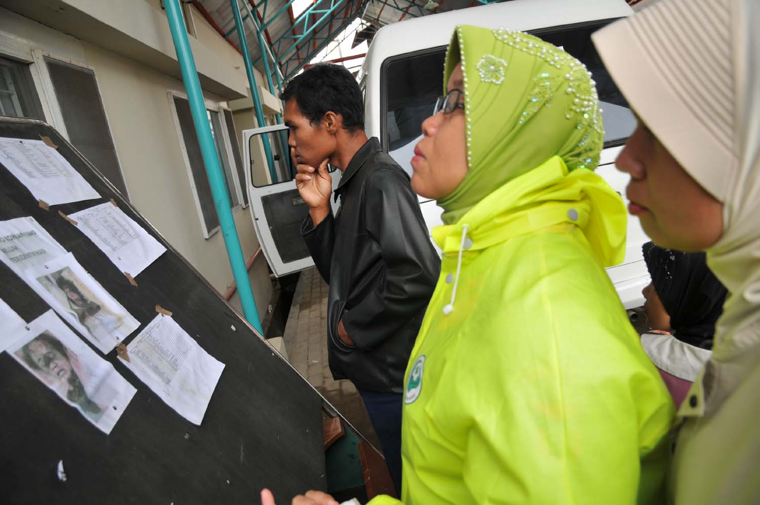 Quake survivors look for missing people on an announcement board at Mohammad Jamil Hospital in Padang, West Sumatra