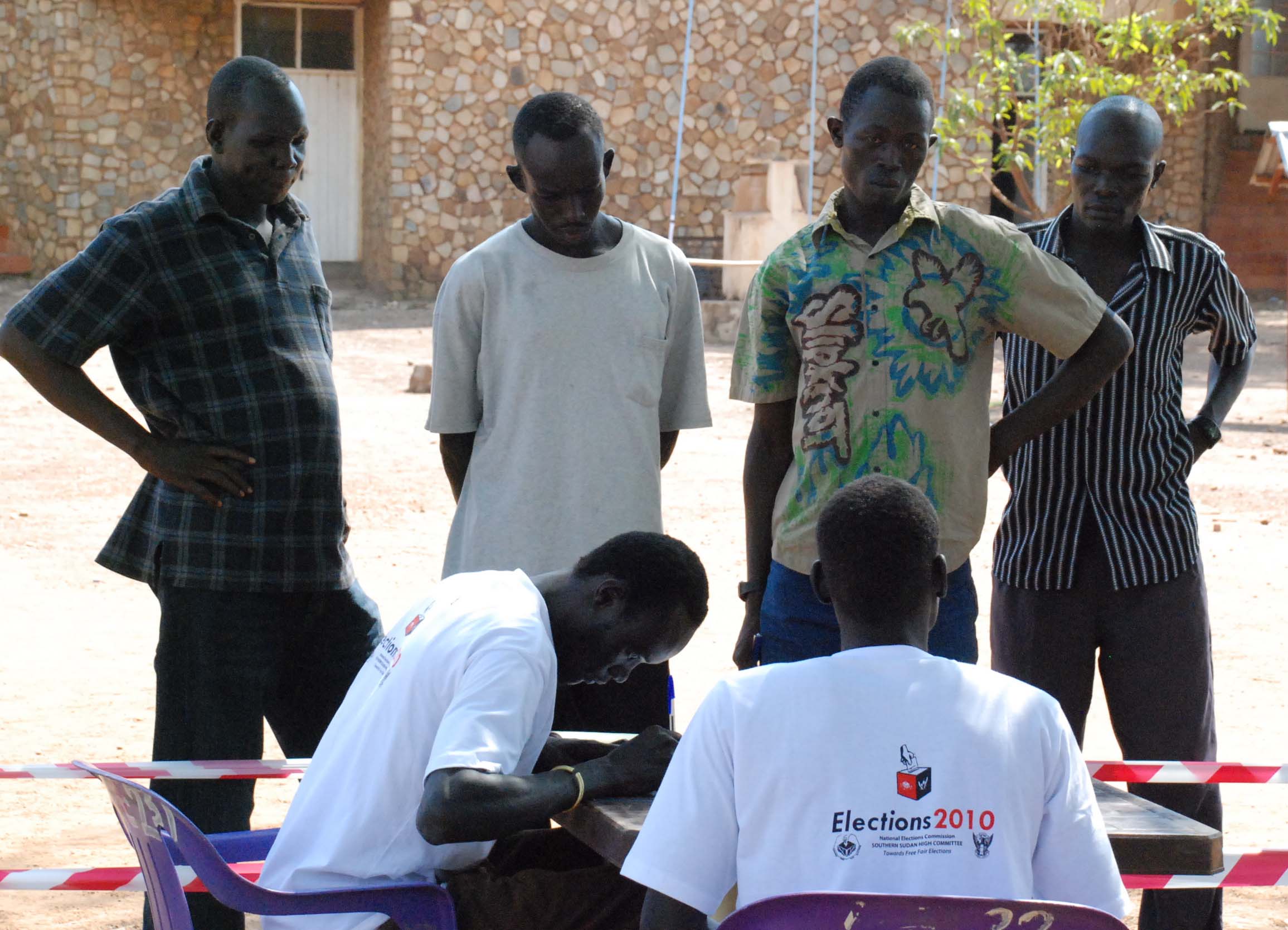 Sudanese line up in the southern capital Juba to register for April 2010 elections