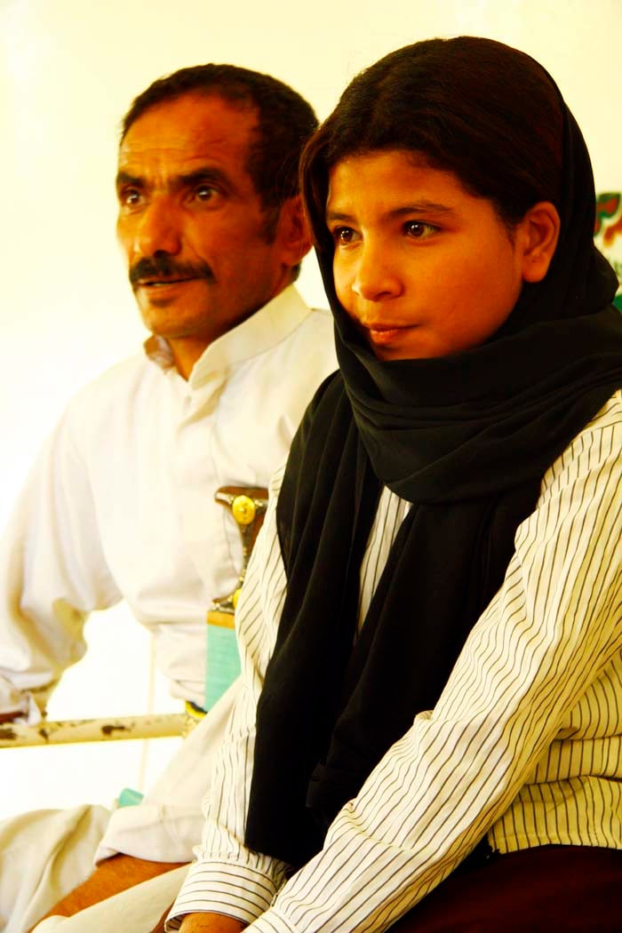 Nojoo, qui fut aussi une épouse enfant, a défrayé la chronique quand à l’âge de neuf ans, elle a obtenu un divorce. Elle vit aujourd’hui avec son père (à gauche) et le reste de sa famille
Former child bride Nojood made head lines worldwide when at the age of nine she was granted a divorce. Today she lives with her father (left) and rest of her family
