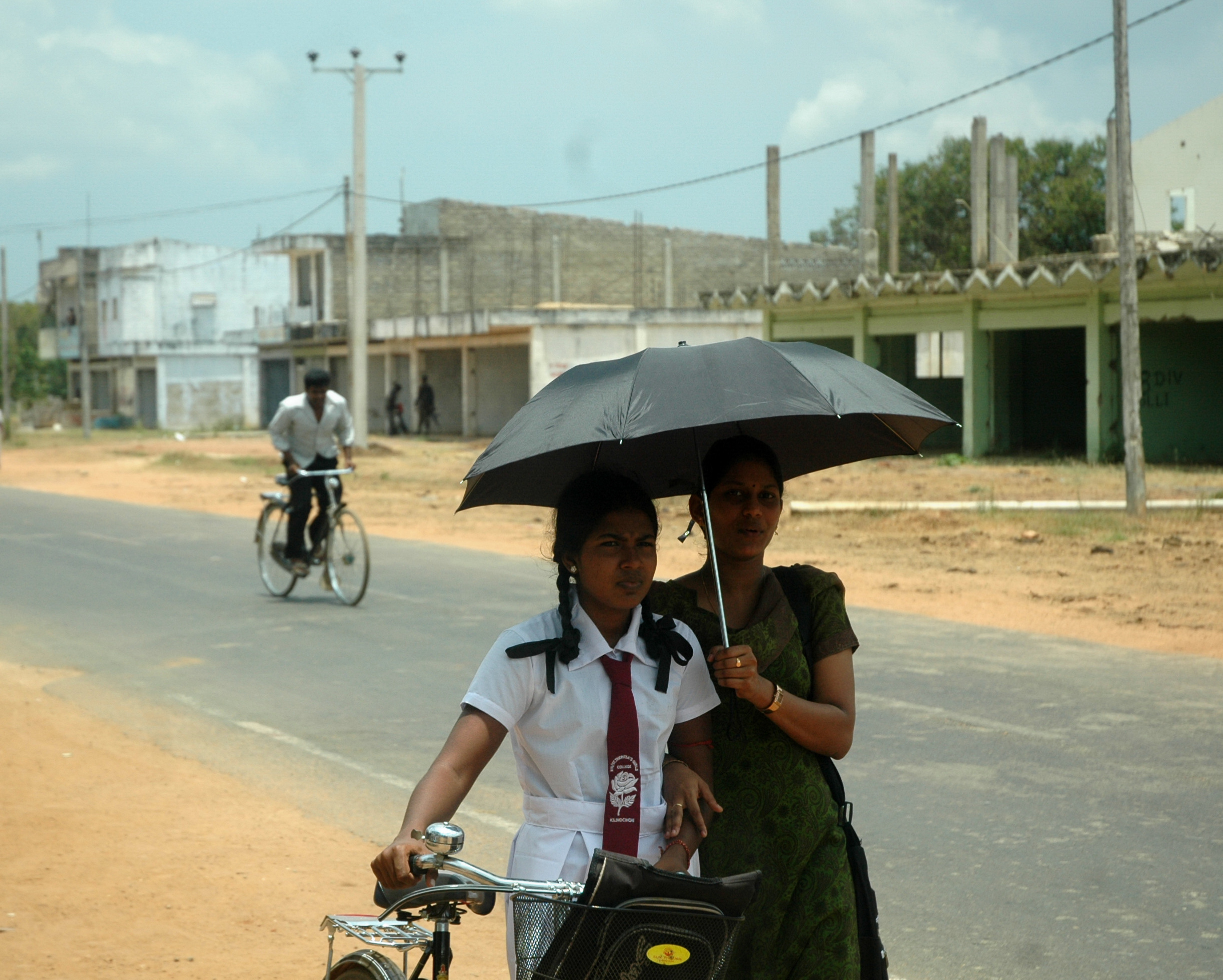 Walking along the A9 near Paranthan, 3 km north of Kilinochchi