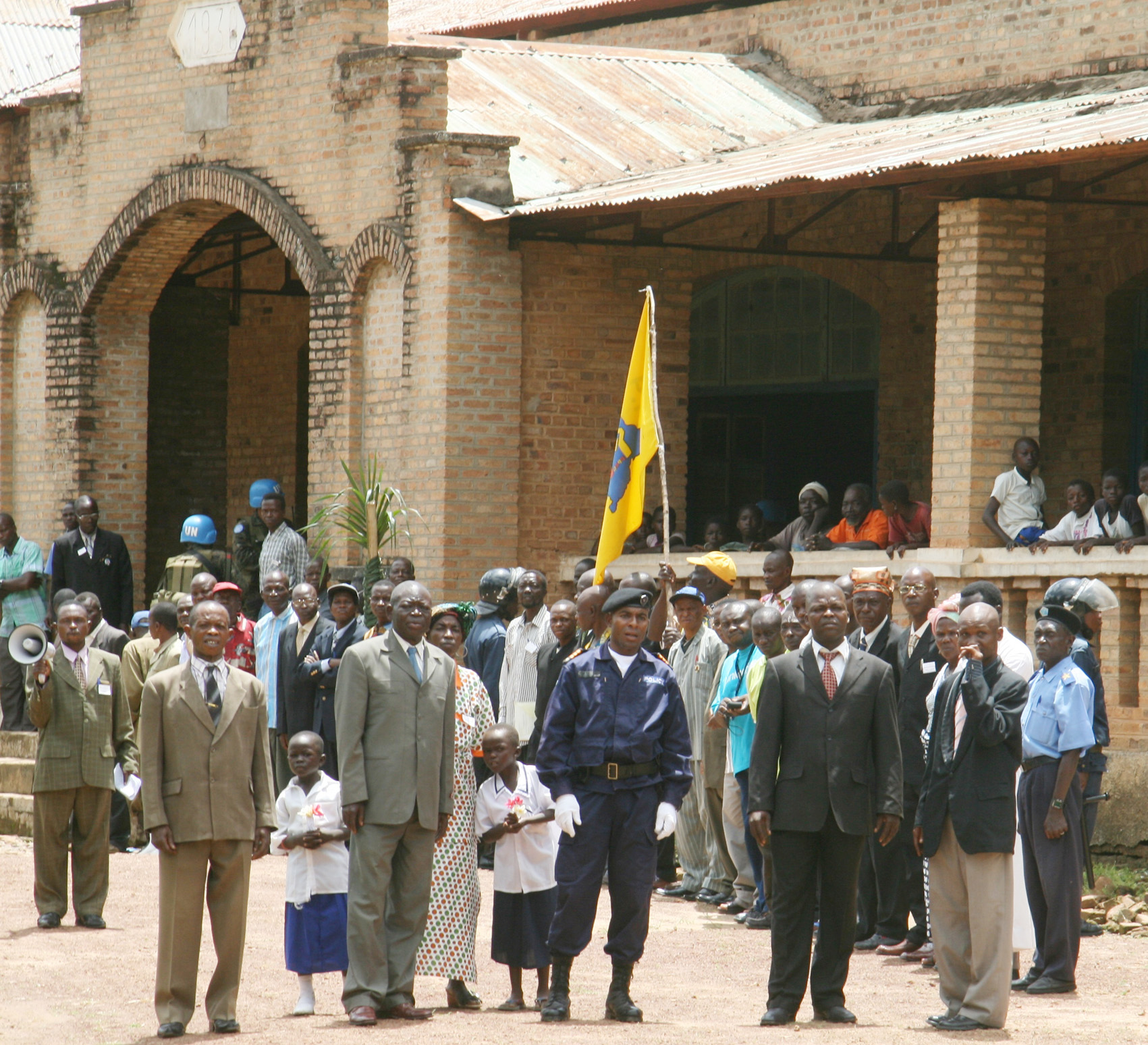 Local government officials and civil society leaders in the northern DRC town of Niangara wait for the UN Emergency Relief Coordinator, John Holmes, to tell him about the devastating effects of the presence in the area of the Lord’s Resistance Army, a b