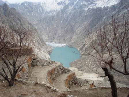 A heavy landslide caused an overflowing lake to form on the Hunza River in northern Pakistan, forcing hundreds from their homes and threatening to displace thousands more