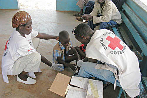 Duékoué. Red Cross personnel evacuate a casualty