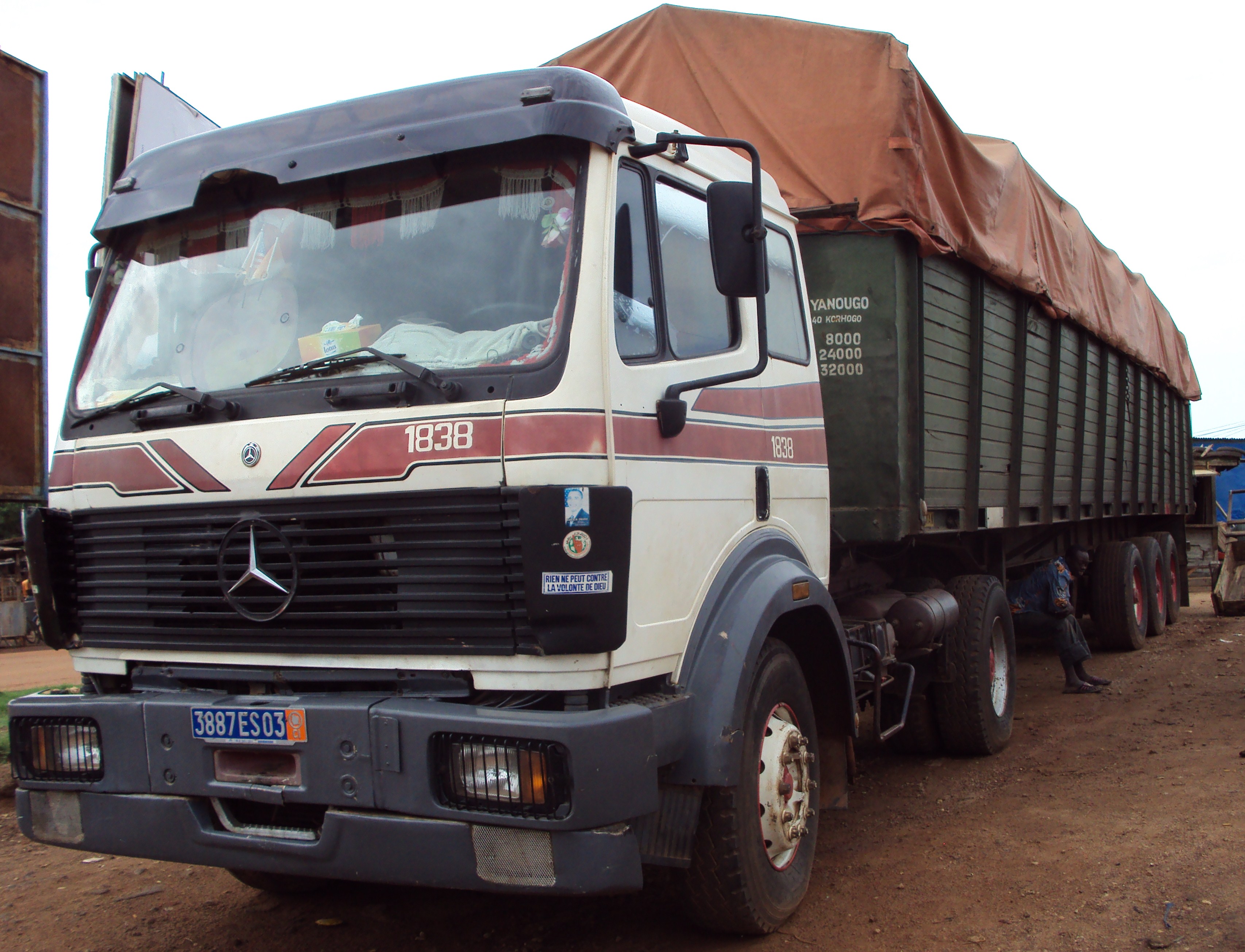 Truck set to transport vegetables from the northern Ivoirian city of Korhogo to Abidjan