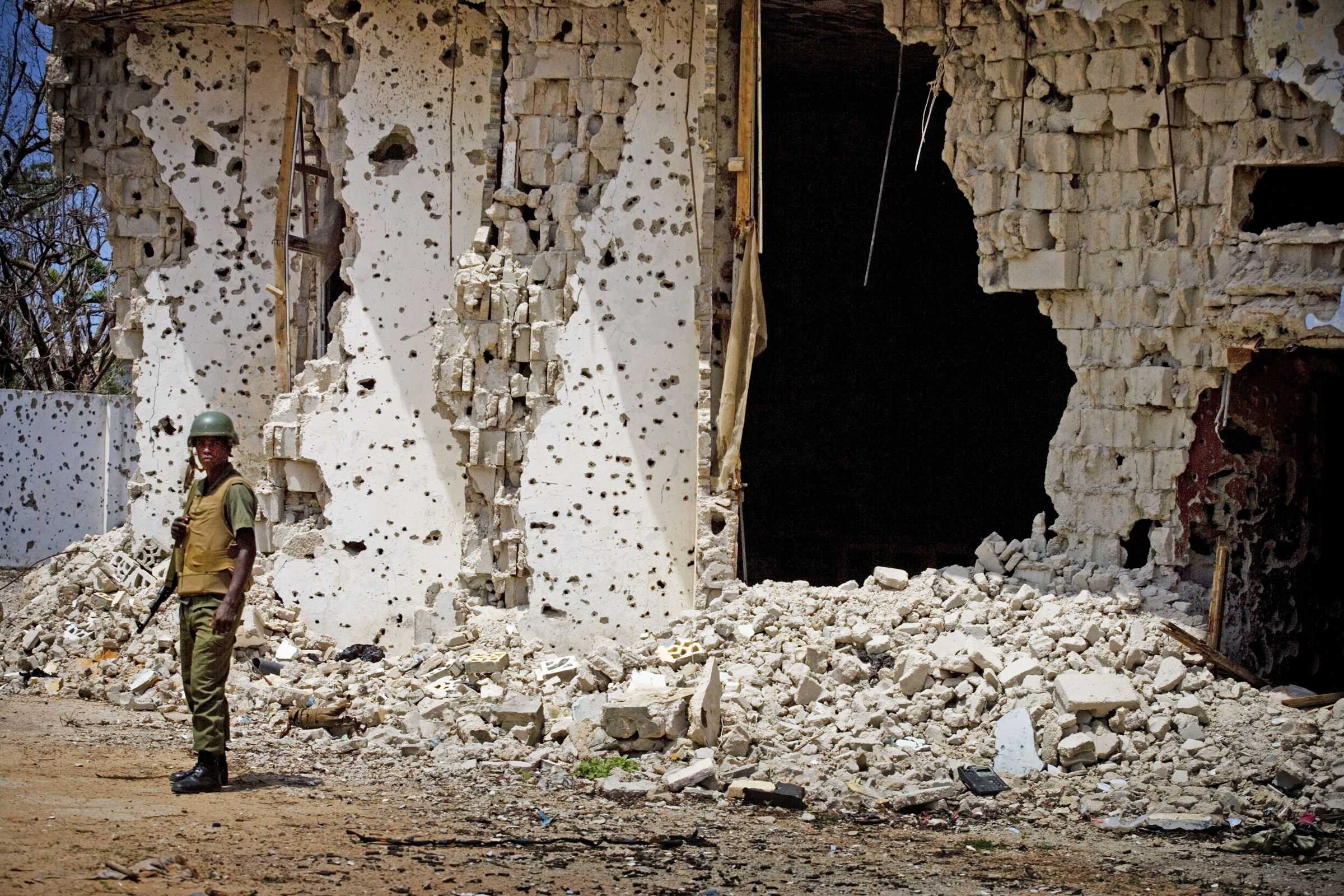 Soldier on patrol along the frontline between AMISIOM forces and Al Shabab militia near Bakara market, Mogadishu, Somalia