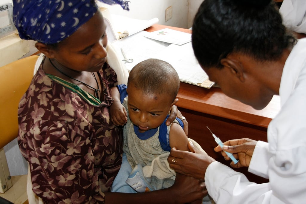 Augmenter le nombre de médecins pour renforcer le système de santé Child receives her measles vaccination, in Ethiopia's Merawi province