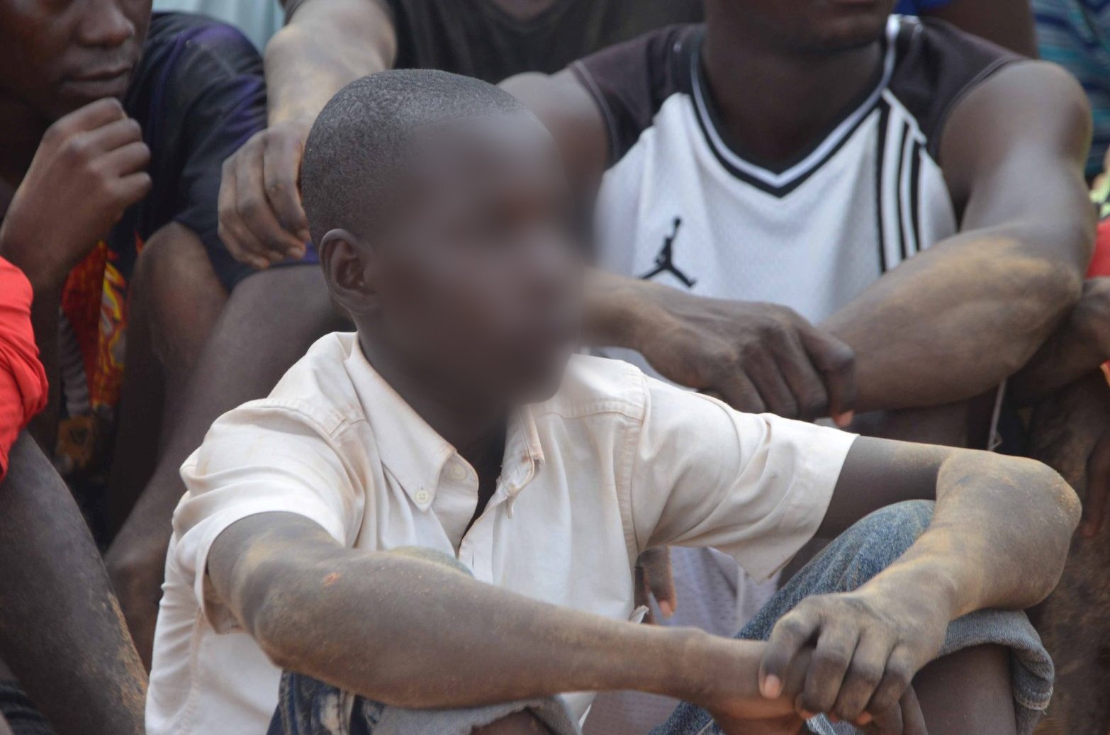 Les enfants impliqués dans les combats au Mali Youths and children as young as 14, have joined combat training camps in and around Mopti in central Mali, preparing to take on Islamists who have taken over the north. Trainees engage in hand-to-hand combat, and a rigorous exercise regime. Most of the yo