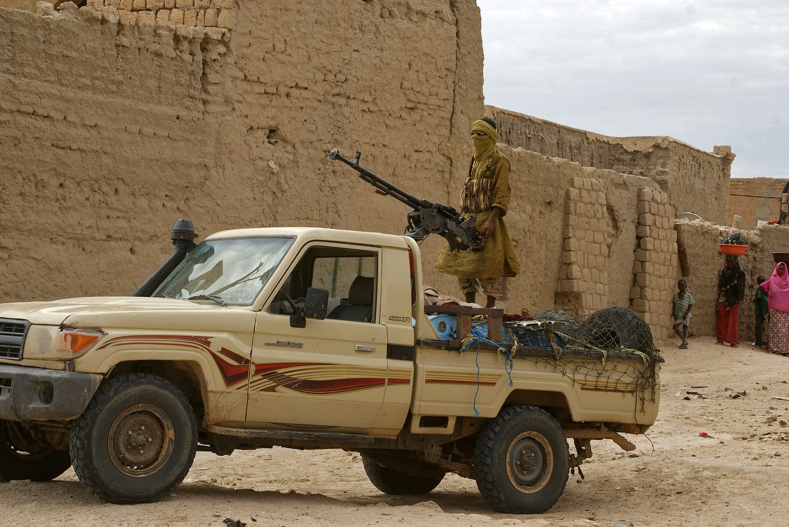 Фото авто террористов. Toyota Hilux ДШК. Тойота Хайлюкс пикап Сирия. Toyota Hilux гантрак. Toyota Land Cruiser 70 Pickup Syria.