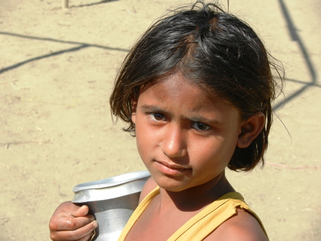 Les travailleurs humanitaires menacés par les tensions communautaires au Myanmar A young Rohingya girl looks to the camera at an IDP camp in Sittwe. More than 100,000 residents in western Rakhine State were displaced by intercommunal violence in 2012