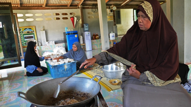 Muslim volunteers prepare food for Rohingya detainees at the nearby nearby Dan Nok IDC in Songkla Province in southern Thailand