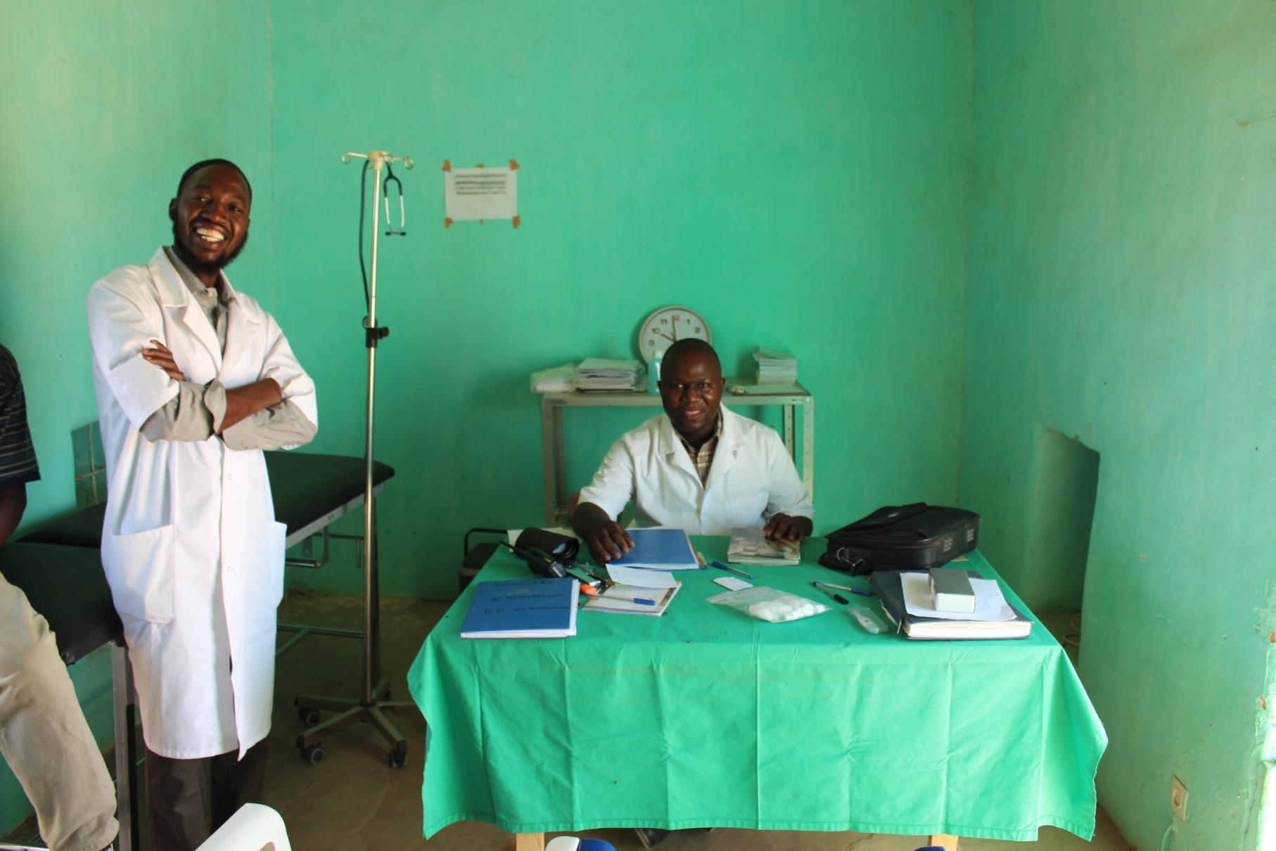 Quand les hôtes n’ont plus rien : comment aider les populations qui accueillent le camp de réfugiés MSF runs an emergency surgery block in Bassikounou, 18km from Mbera camp. Most of the operations are C-sections. They say 70% of their clients are refugees from Mbera