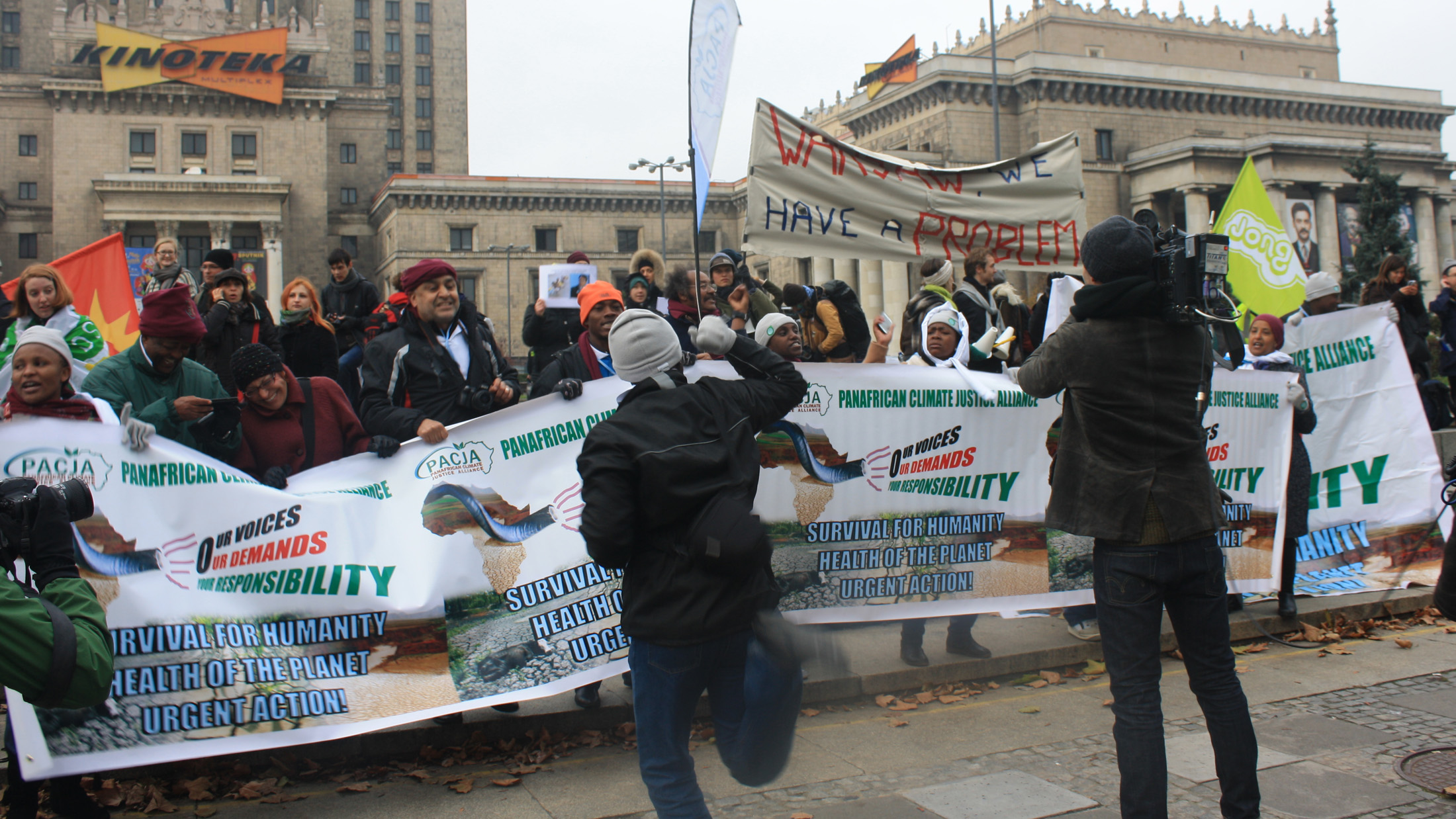 Un mécanisme pour les pertes et dommages face au changement climatique : avantages et inconvénients Activists march for climate and social justice in Warsaw’s streets urging action at the UN climate talks being held there