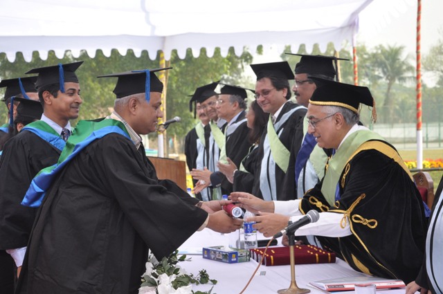 La préparation aux catastrophes enseignée au Bangladesh pour réduire les risques A student receives a masters degree in disaster management from BRAC University, one of three private universities in Bangladesh, where students can formally study disaster preparedness and response