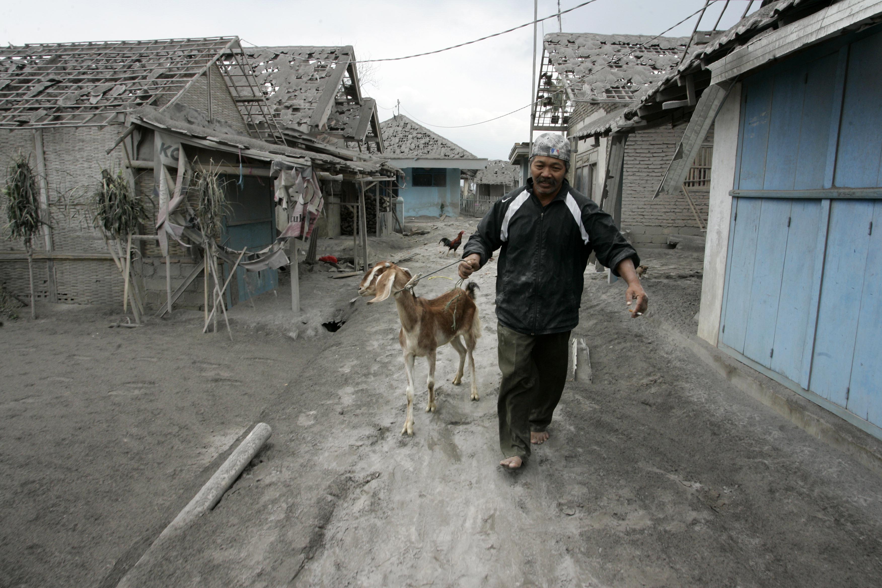 Mount Kelud's eruption in Indonesia displaced thousands and killed at least seven