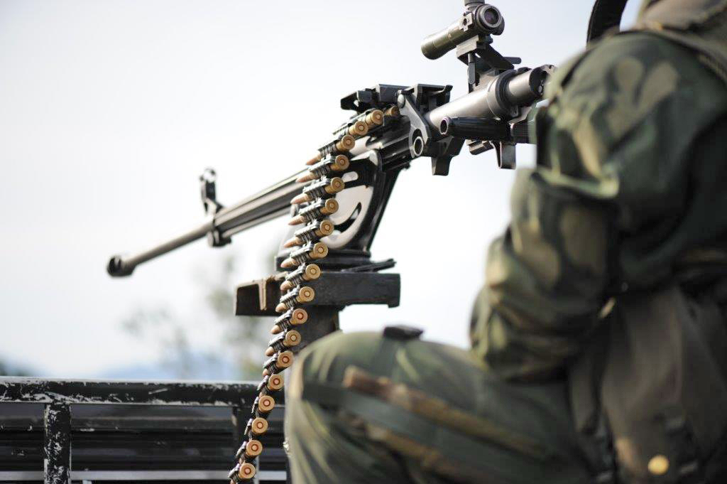 Depuis plus de 20 ans, d’innombrables groupes armés se battent les uns contre les autres et contre les forces gouvernementales dans l’est de la RDC. A heavy machine gun on the back of an FARDC pick-up truck in the Virunga National Park, North Kivu province