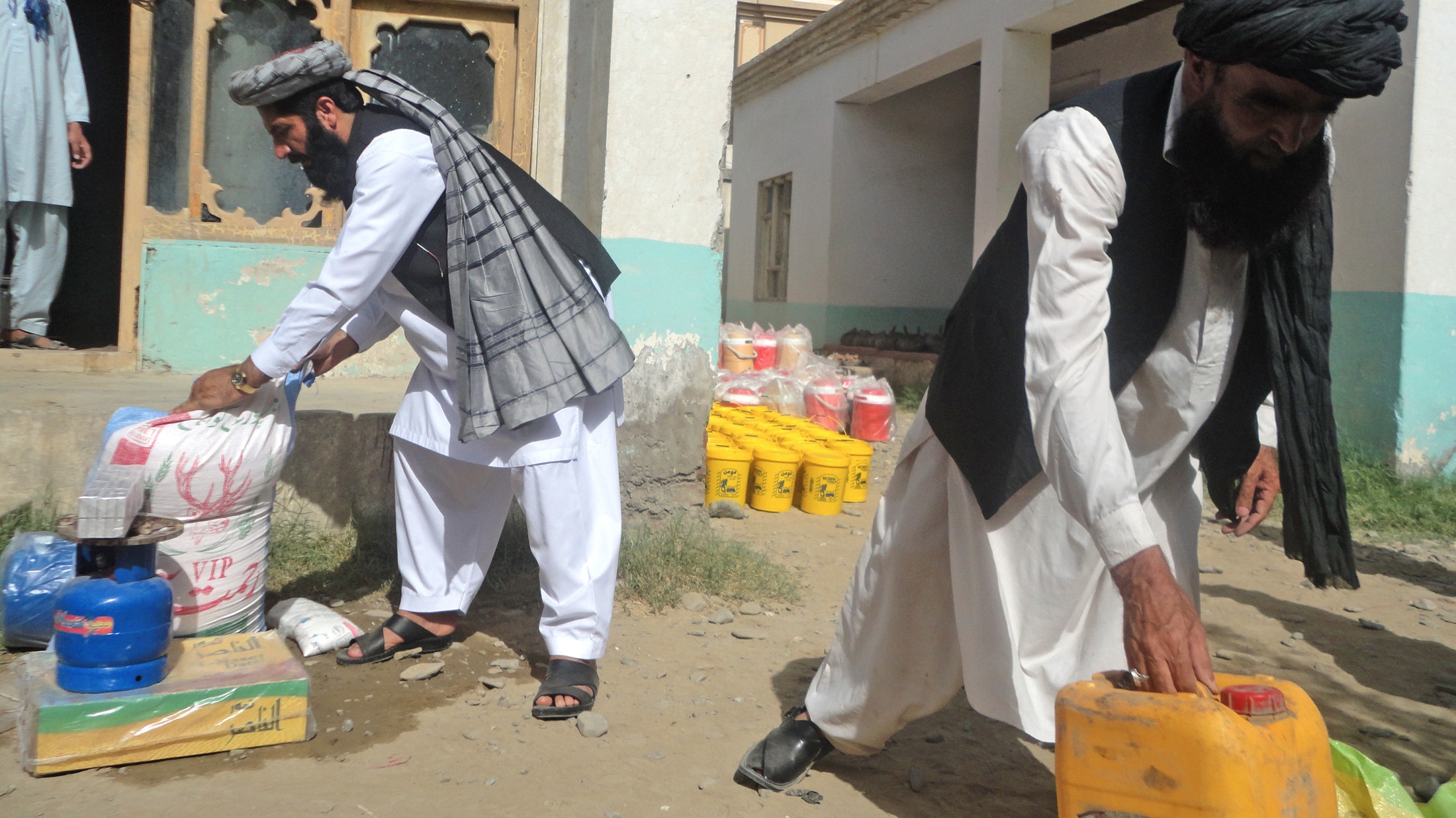 Pakistani refugees welcome end to Afghan political deadlock Members of Wazir tribes from North Waziristan after getting food items in Khost, Afghanistan
