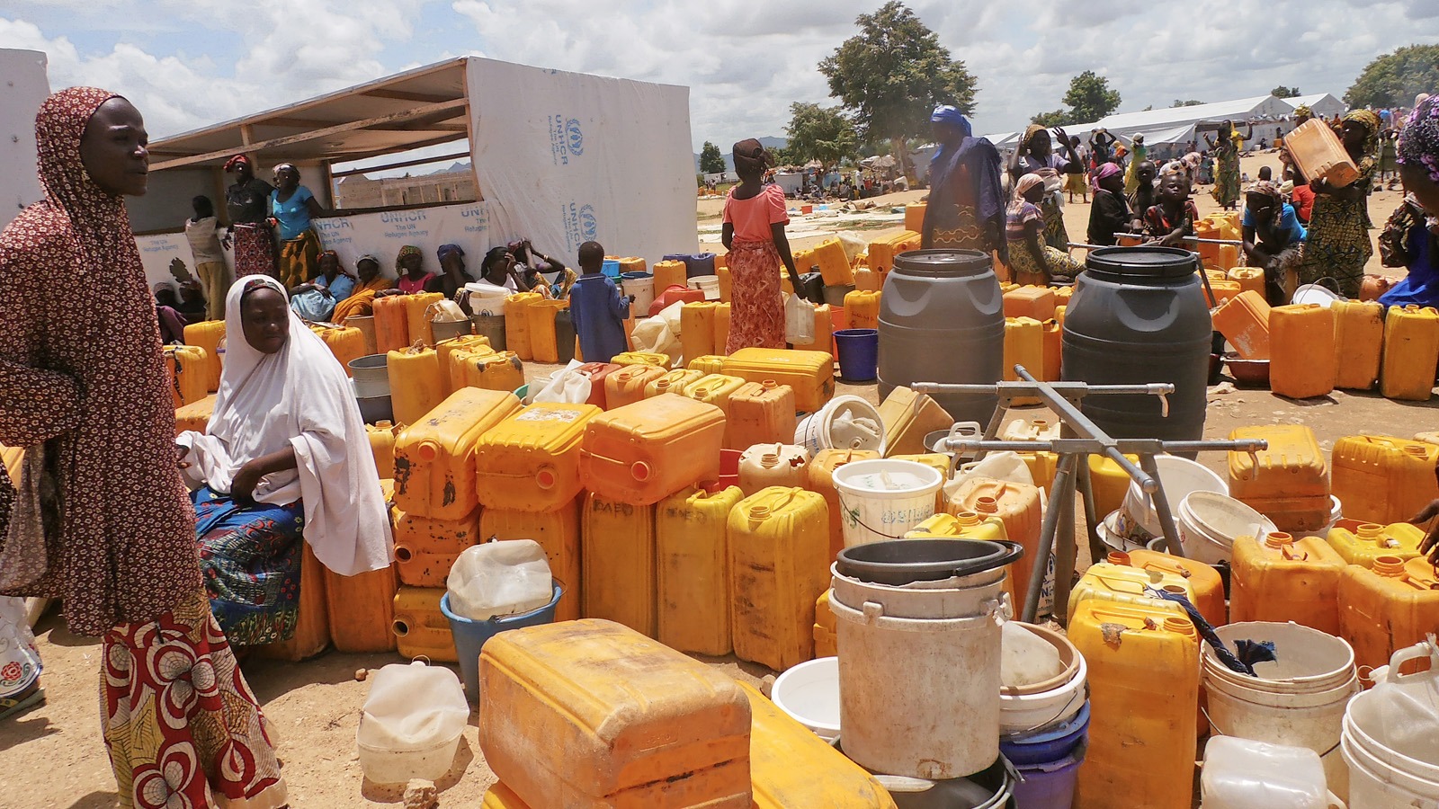 Conditions de vie difficiles pour les réfugiés nigérians au Cameroun Konye Shetima and other women, wait hopefully for taps to flow.