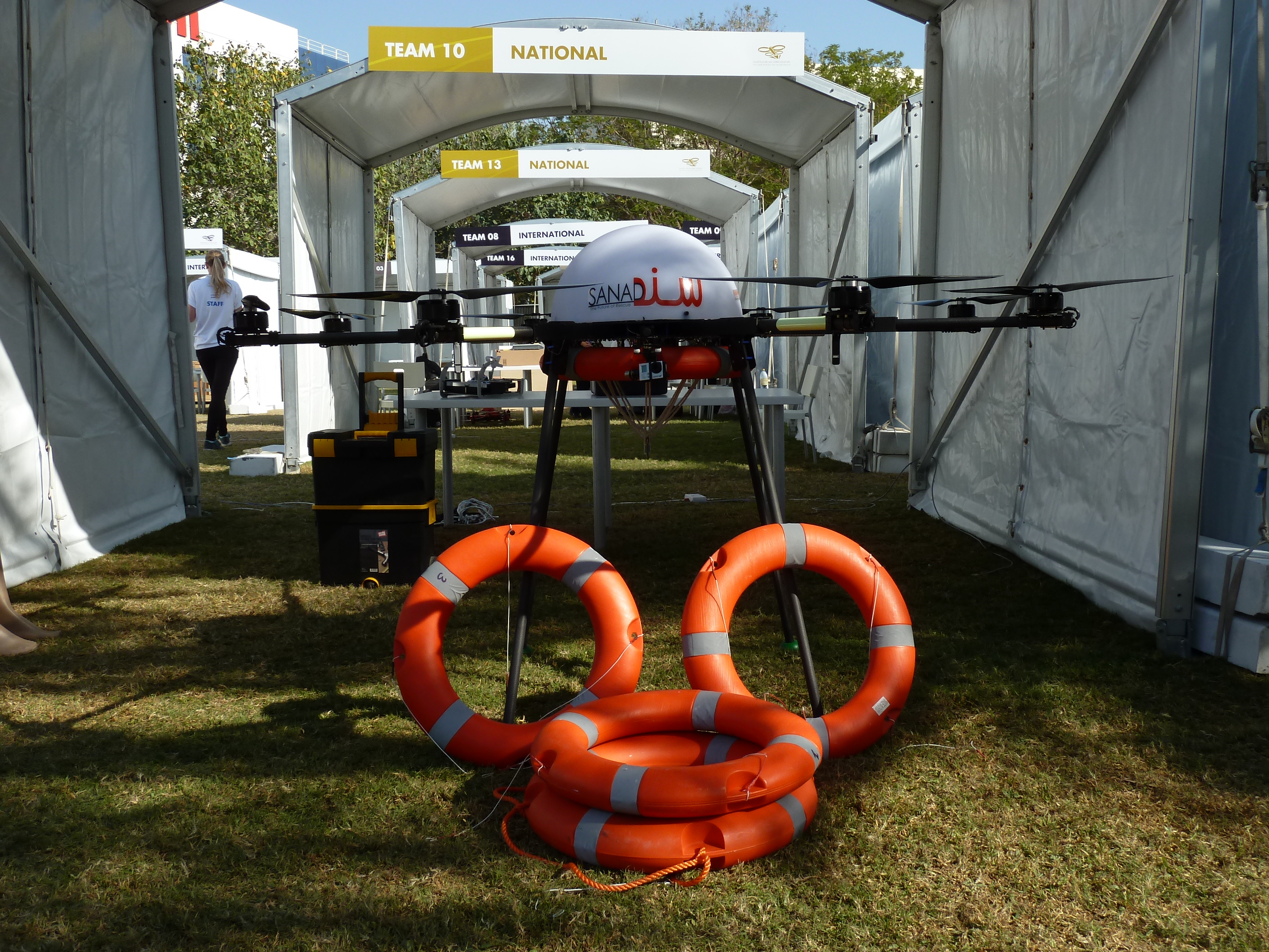 Des drones à usage humanitaire ? Sanad - an octocopter or eight-rotored drone - created by an engineer at Dubai Police, can fly up to 1 km and lift about 40-50 kg of weight using one of its life-rings.