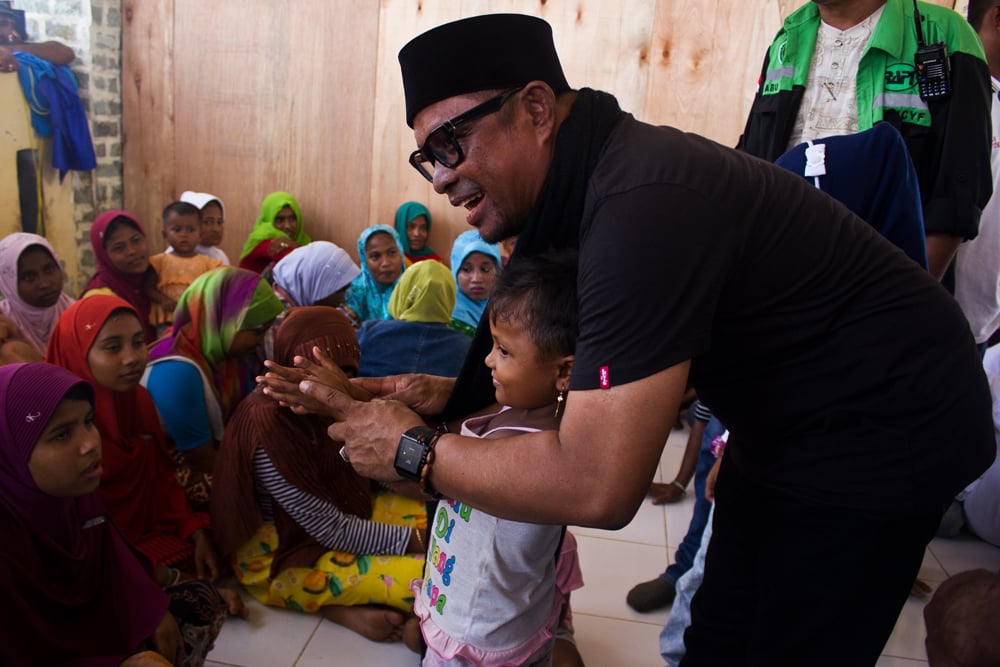 Acehnese singer and senator Rafly sings to Rohingya refugees in Kuala Cangkoi camp, North Aceh, Indonesia, 6 June 2015. 