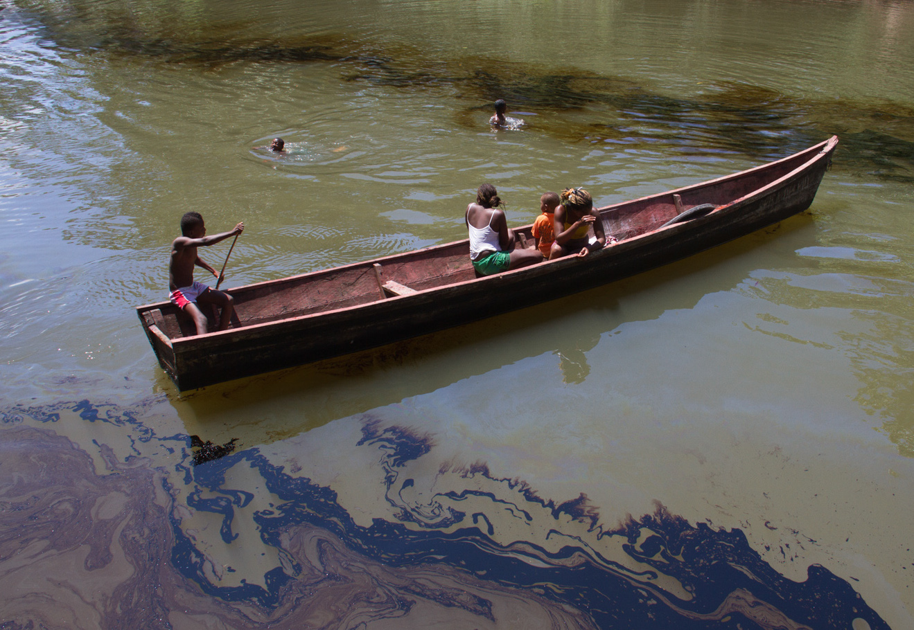 Crude oil pollutes the Caunapí river, in Tumaco, in southwest Colombia, after the FARC guerrilla movement bombed the Trasandino pipeline on 11 June 2015. People depend on the river for their daily hygiene, laundry and food preparation