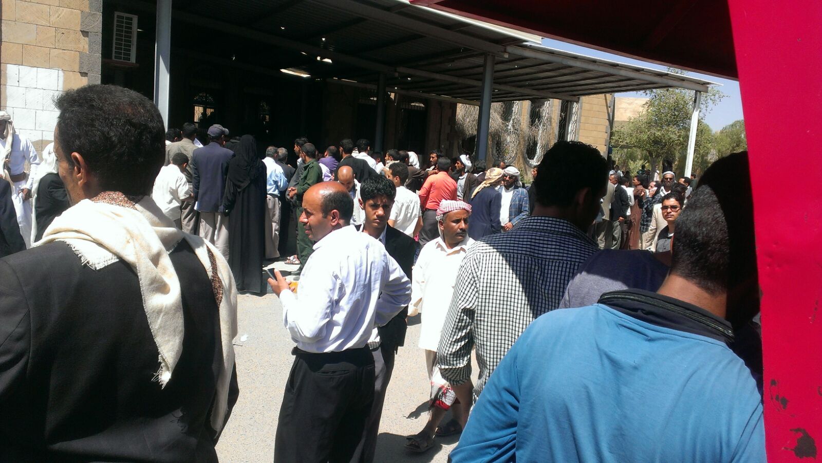 Yemenis rush to try and get visas and flight tickets to leave their countrys civil war Yemenis rush to try and get visas and flight tickets to leave their country's civil war