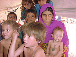 [Pakistan] Afghan refugee family at Jalozai preparing to return home in Pakistan.