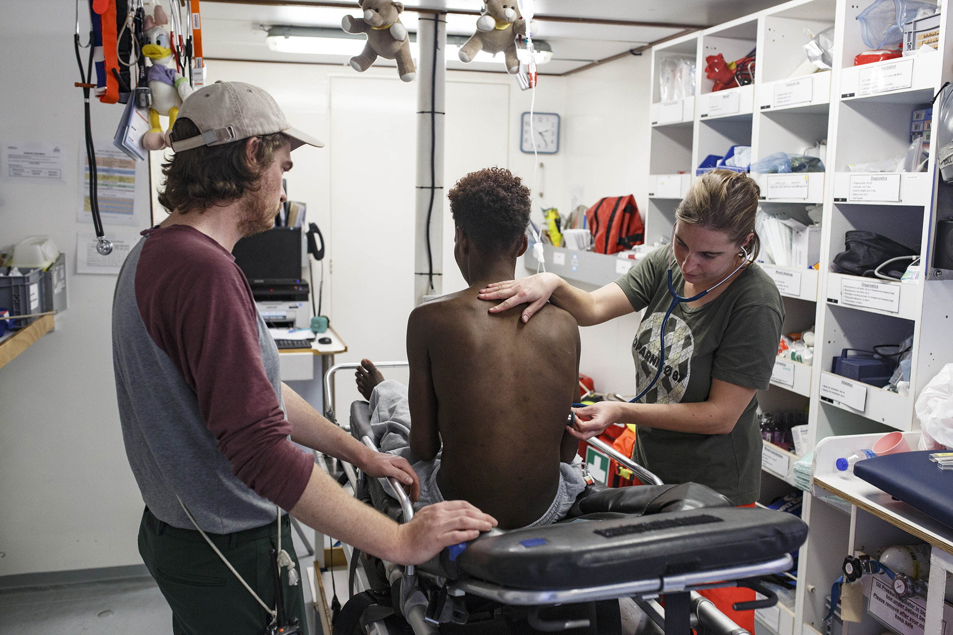 Image of Sea-Watch 3 doctors examining a young Somali asylum seeker