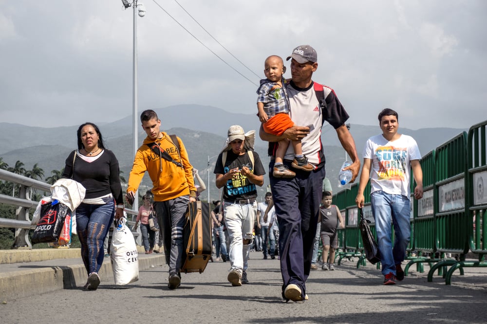 Image of Venezuelan migrants crossing the Simón Bolívar International Bridge