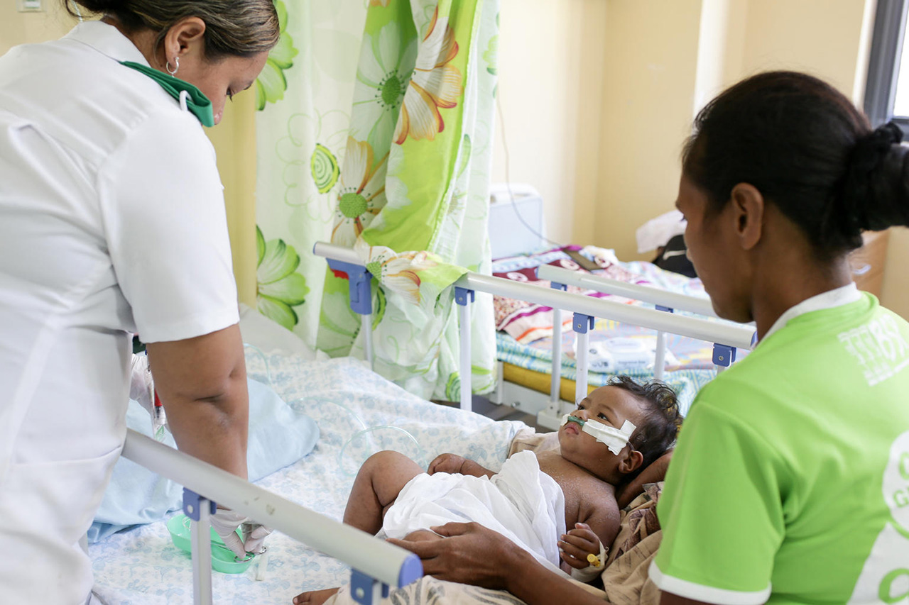 Registered Nurse Vaipou Fainu’u prepares a Vitamin A supplement for a baby in Samoa.