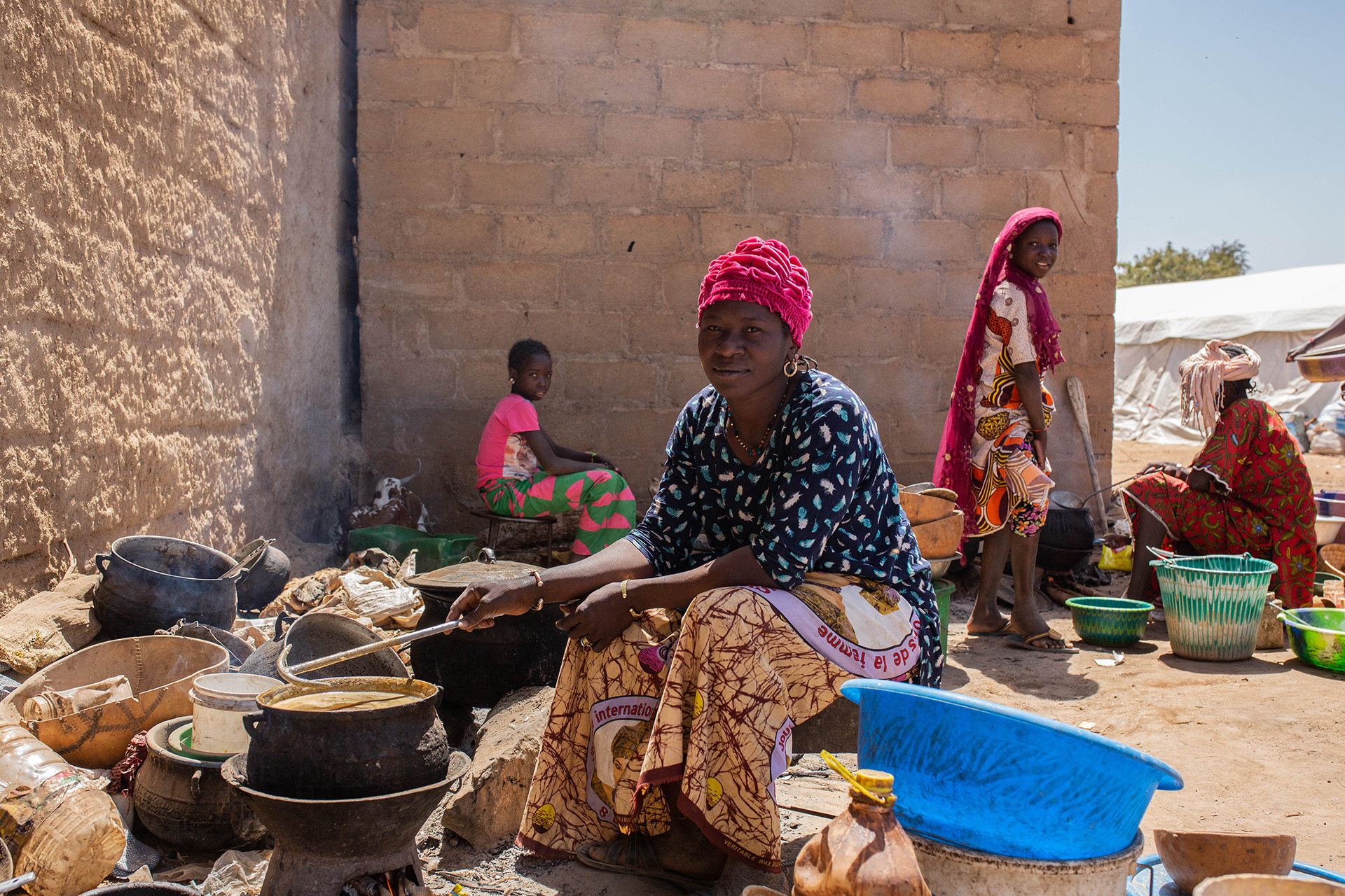 A woman prepares food at a displacement camp in central Mali’s Bandiagara region. Humanitarian suffering is one of the main reasons that convinced communities to negotiate with jihadists.