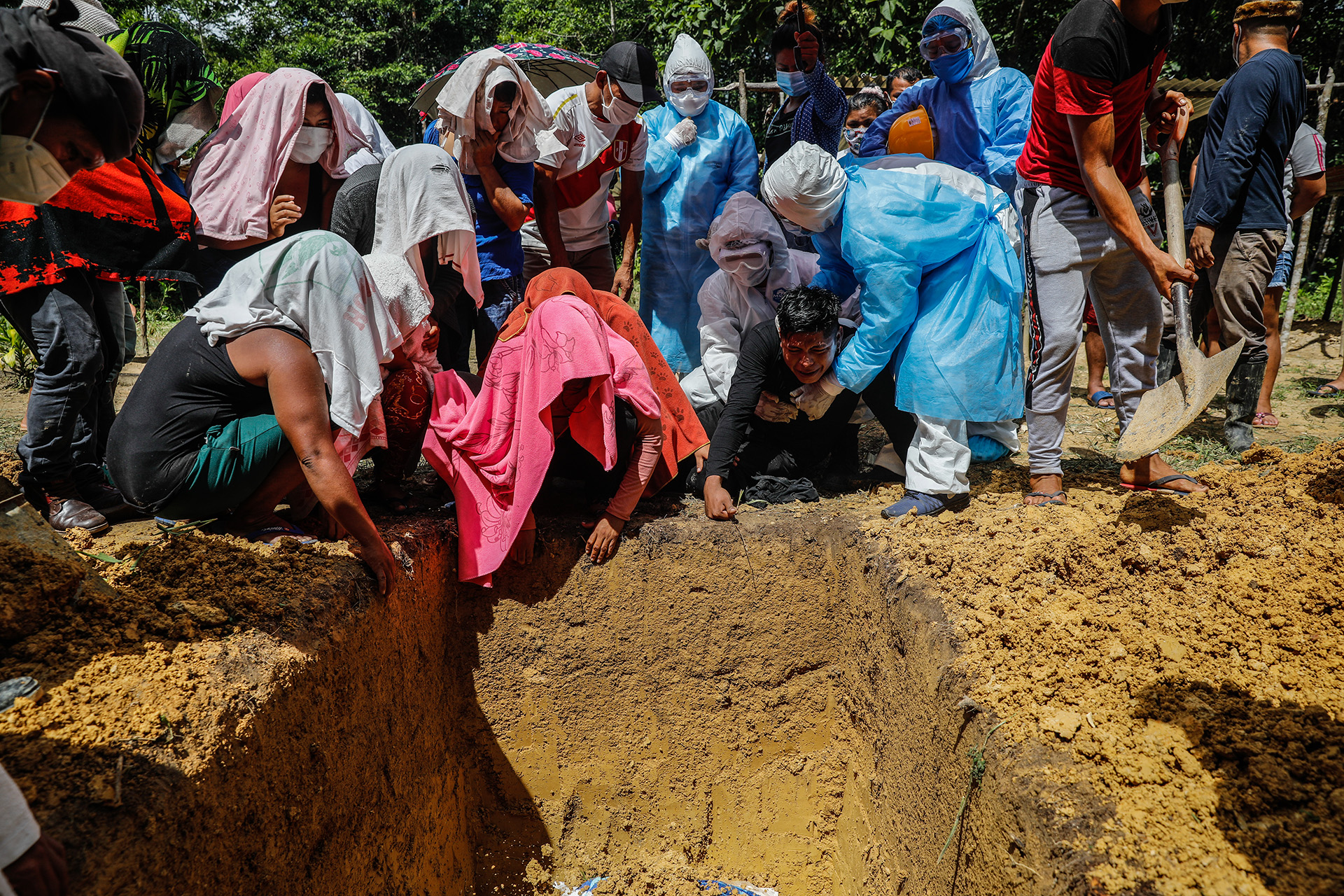 Estrella’s family members grieving his death at his burial in Yamino