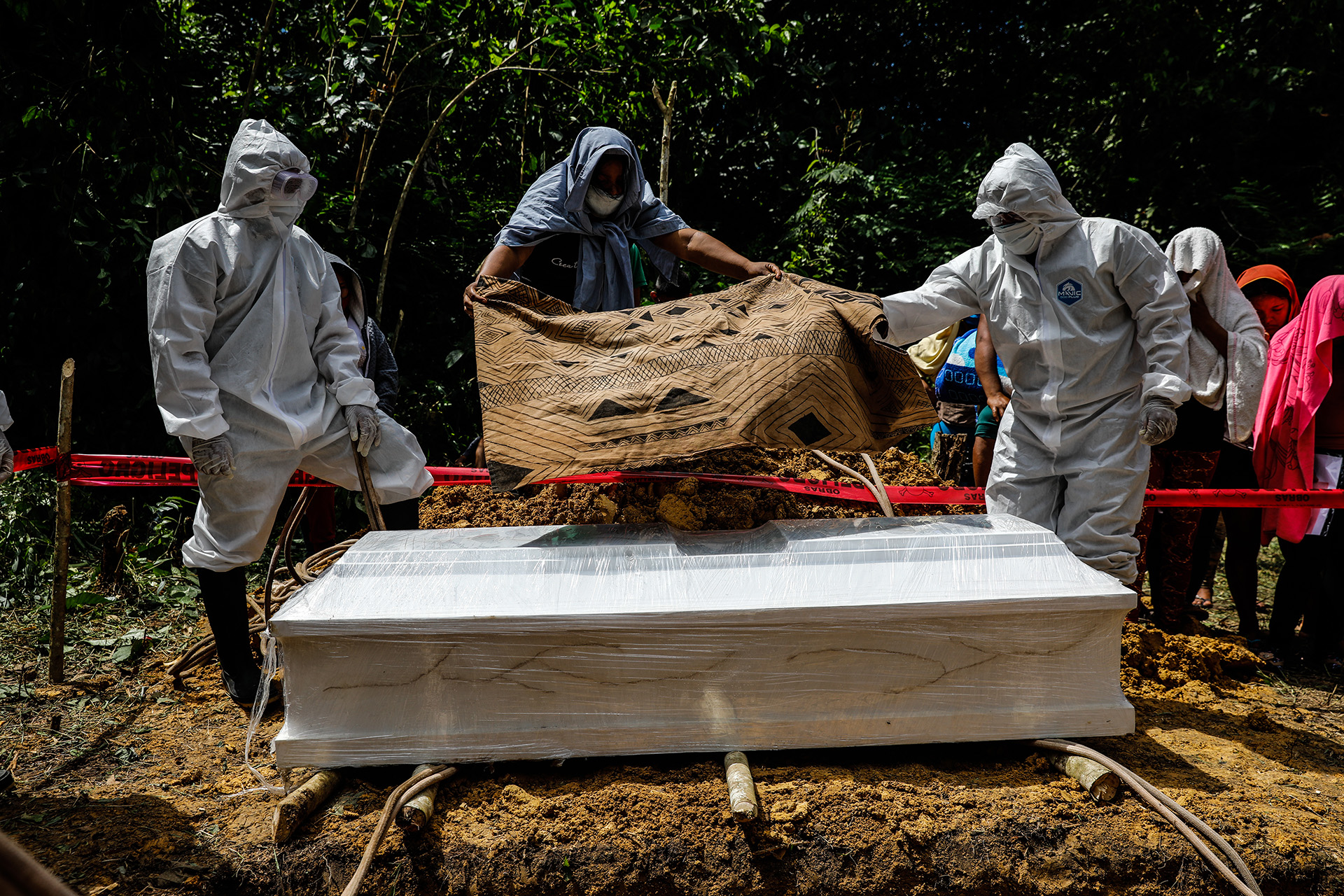 One of Estrella’s sons covers his father’s casket with a typical Kakataibo cloth