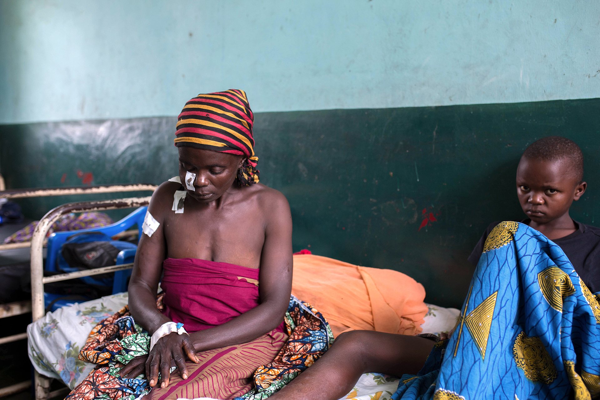 Photo of a woman and a child on a hospital bed in Tchomia in the Ituri province of Congo