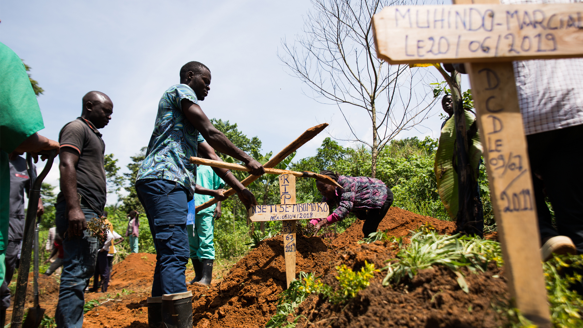 Burial of a 1 year-old in Beni cemetery