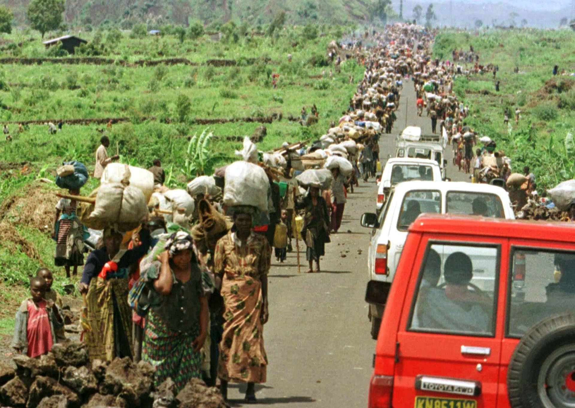 Thousands of Rwandan Hutu refugees