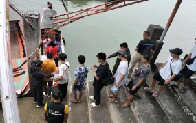 Myanmar nationals who have served sentences for various crimes in Thailand are being deported from Ranong to Kawthaung