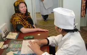 [Turkmenistan] A patient receives counselling at the Balkanabat health centre.