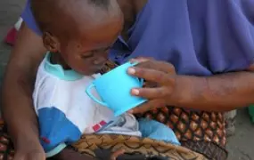 [Malawi] A child recovering from Kwashikor in a Nutritional Rehabilitation Unit in the Nsanje district. [Date picture taken: 2005/10/06]