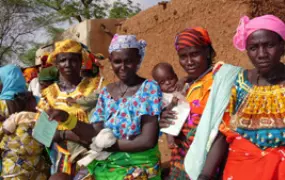 [Niger] Mothers with hungry children lining up at distribution site in Taoa for food handouts