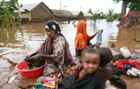 [Somalia] Women wash clothes in the flood-waters at an internally displaced persons camp in Arare, 12 km from Jamame, southern Somalia, 15 December 2006. Thousands of Somalis have been displaced by what is described as the worst floods in the country in 1