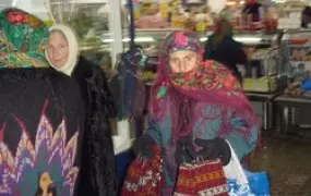 [Turkmenistan] Many old people have had their pensions cut - forcing them to sell what they can on the streets and in bazaars. [Date picture taken: 01/24/2006]