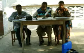 [Benin] Makeshift registration post in Cotonou. [Date picture taken: 02/01/2006]