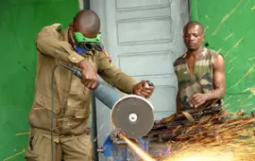 [ROC] Workers in an army artillery base in the eastern Brazzaville neighbourhood of Mpila saw up guns due for the incinerator in a nationwide disarmament effort.<br><br> Une opération de découpage d’armes de guerre avant leur incinération. [Date pict