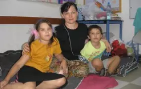 [Lebanon] Ludmila Rosenfeld and her two children sheltering in Goldwater High School in Eilat. [Date picture taken: 08/01/2006]