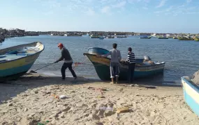 Mohammed Abu Riala prepares his boat to a new fishing trip in Gaza after the ceasefire