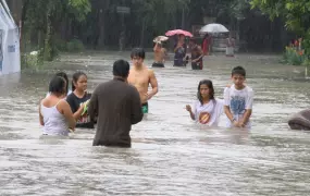 Kawit, Cavite -People wade in floods at the height of torrential rains on 18 August 2013