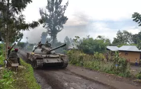 A tank heading towards Mbuzi hill, in Eastern DRC, to fight the M23 rebellion (November 2013)