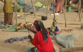 nternally displaced women who fled to the town of Tonka in Mali's Timbuktu region earlier this week set up makeshift shelters.