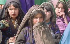 [Afghanistan] Displaced girls waiting for food in Maslakh camp, near Herat March 2001.